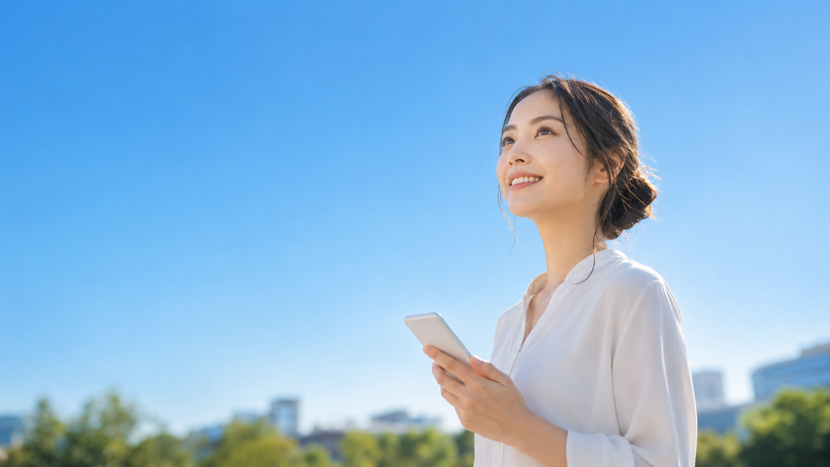藍天下使用手機的年輕女性，小額信貸專案情境圖